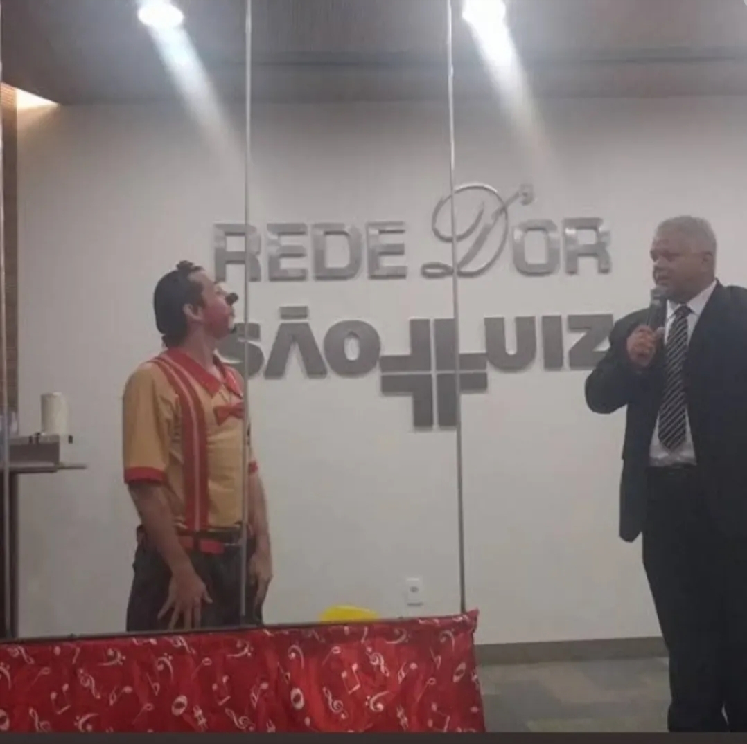 Eduardo Gozzi como mestre de cerimônias na Rede D'Or São Luiz