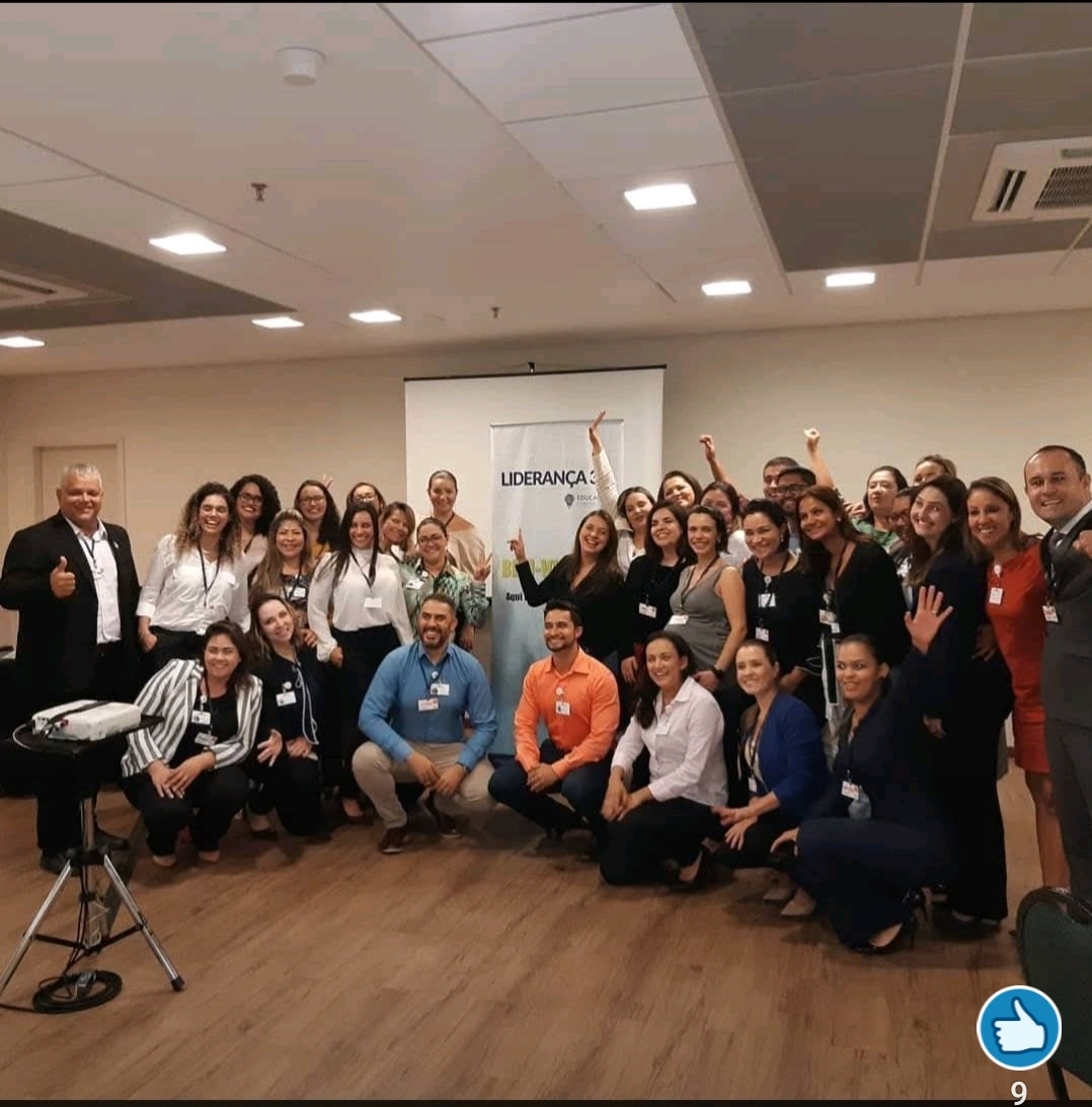 Eduardo Gozzi com equipe após treinamento de Liderança 3.0